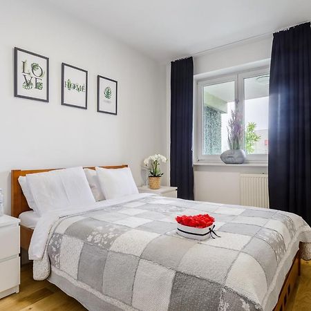 Family Apartment With A Terrace On Aleje Jerozolimskie Варшава Екстериор снимка